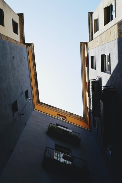 灰色混凝土建筑的低角度摄影

